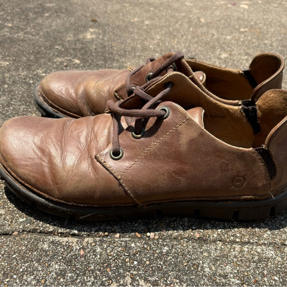 BORN brand men’s brown shows- size 10